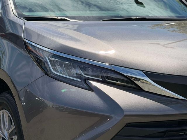 2022 Toyota Sienna LE 8 Passenger