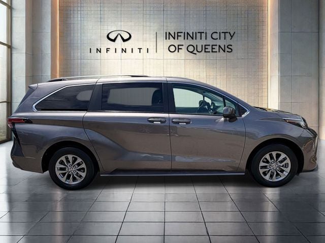 2022 Toyota Sienna LE 8 Passenger