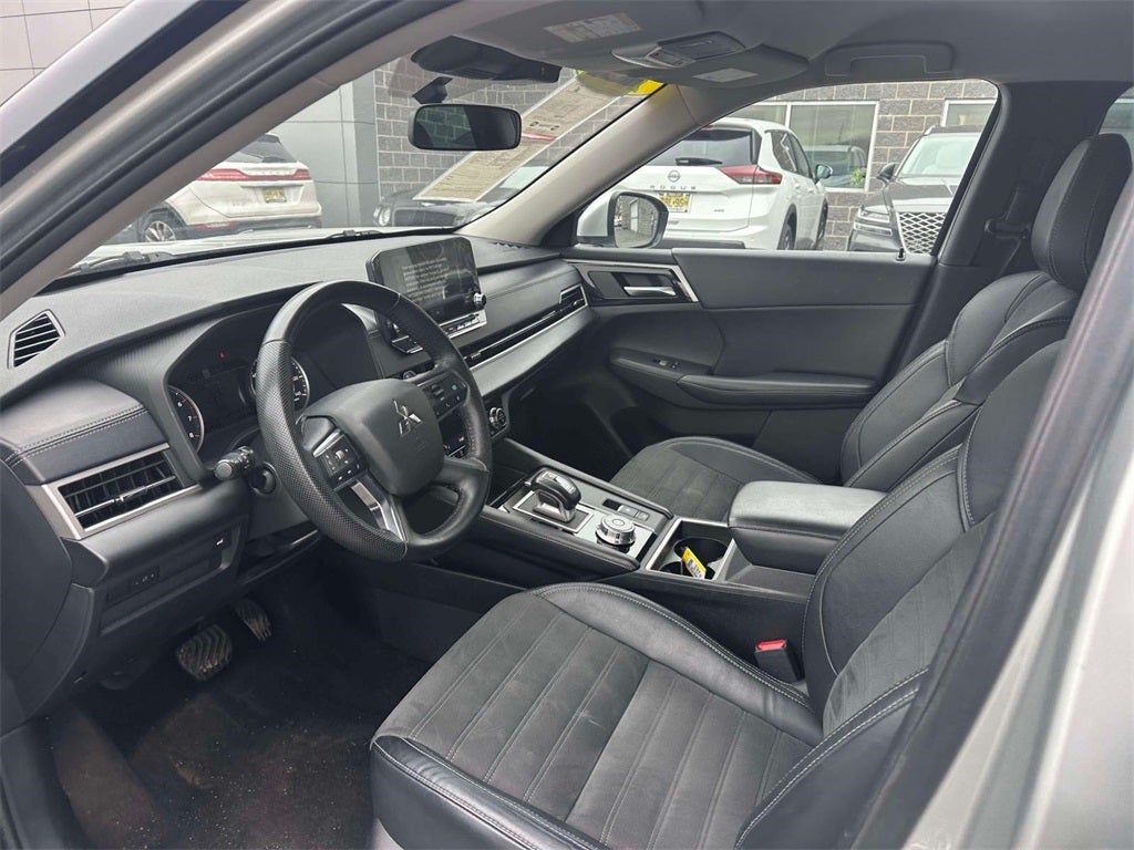 2023 Mitsubishi Outlander SE