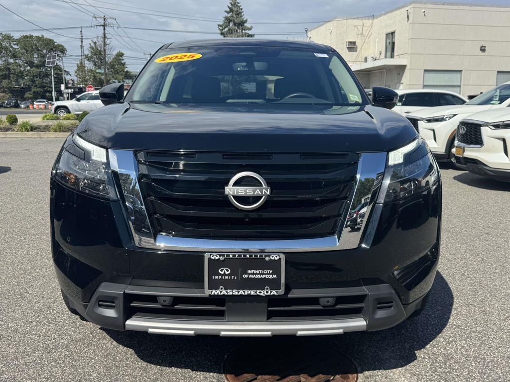 2025 Nissan Pathfinder SL