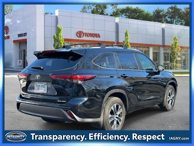 2023 Toyota Highlander XLE 8 PASSENGER BENCH SEATING