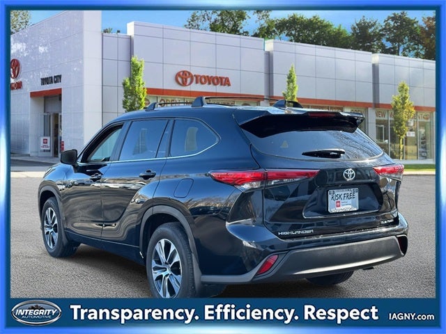 2023 Toyota Highlander XLE 8 PASSENGER BENCH SEATING