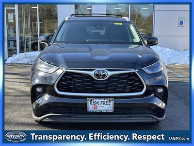 2023 Toyota Highlander XLE 8 PASSENGER BENCH SEATING