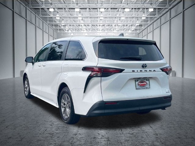 2022 Toyota Sienna LE 8 Passenger