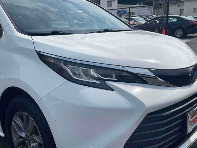 2022 Toyota Sienna LE 8 Passenger