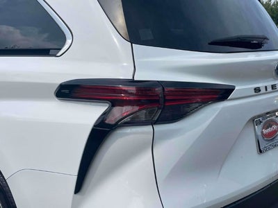 2022 Toyota Sienna LE 8 Passenger