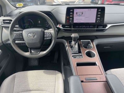 2022 Toyota Sienna LE 8 Passenger