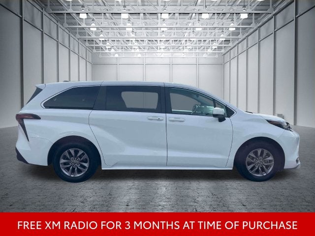 2022 Toyota Sienna LE 8 Passenger