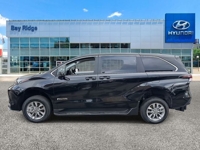 2026 Toyota Sienna LE Mobility 8 Passenger