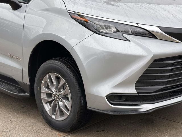 2025 Toyota Sienna LE 8 Passenger