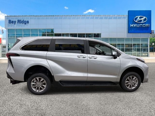 2025 Toyota Sienna LE 8 Passenger