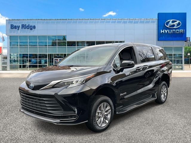 2025 Toyota Sienna Mobility LE 8 Passenger
