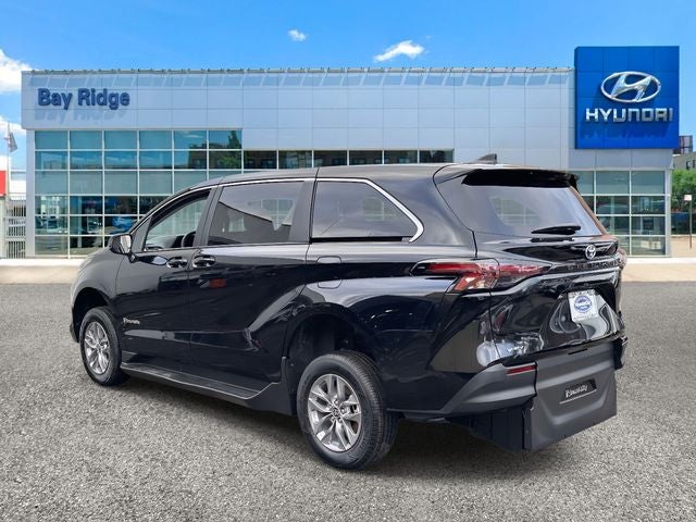 2025 Toyota Sienna Mobility LE 8 Passenger