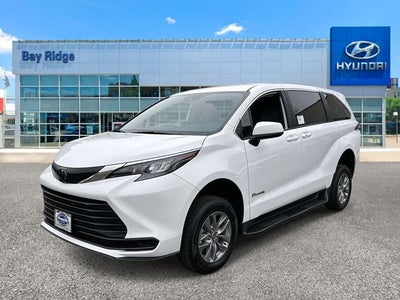 2026 Toyota Sienna Mobility LE 8 Passenger