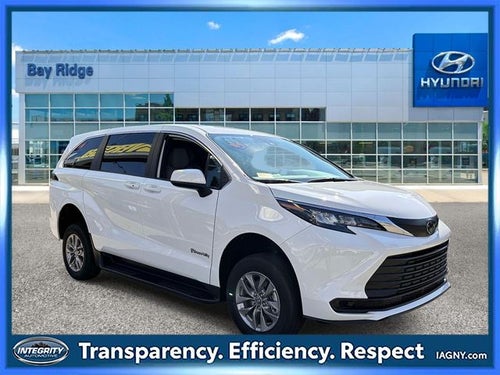 2026 Toyota Sienna LE 8 Passenger Mobility Van Taxi Ready