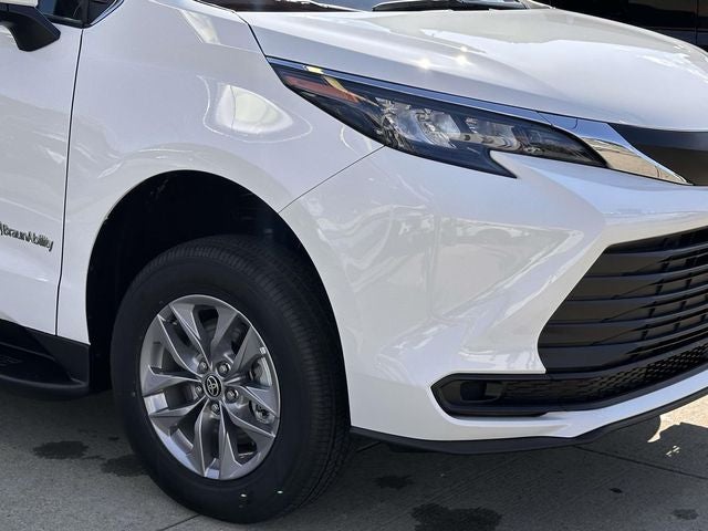2026 Toyota Sienna LE 8 Passenger Mobility Van Taxi Ready