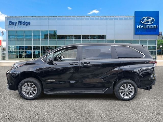 2025 Toyota Sienna Mobility LE 8 Passenger