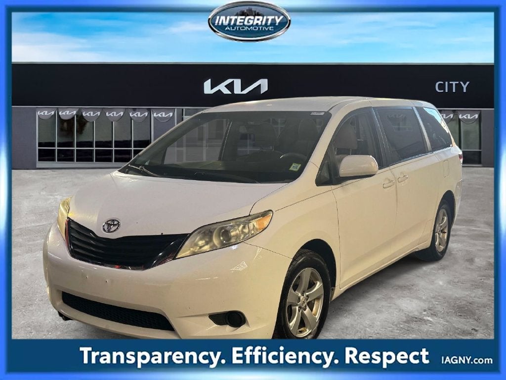 2012 Toyota Sienna LE 8 Passenger